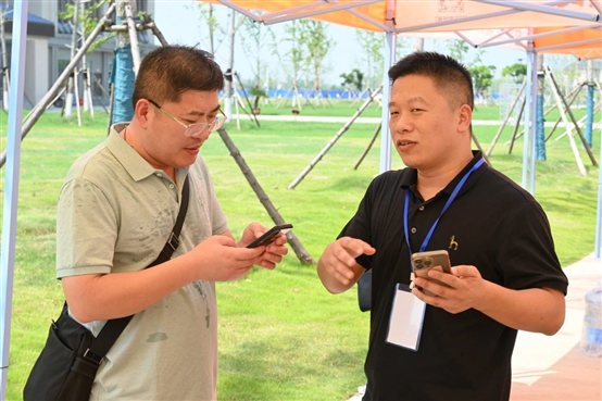 男人站在草地上打电话
描述已自动生成