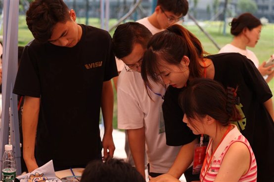 一群人在交谈
描述已自动生成