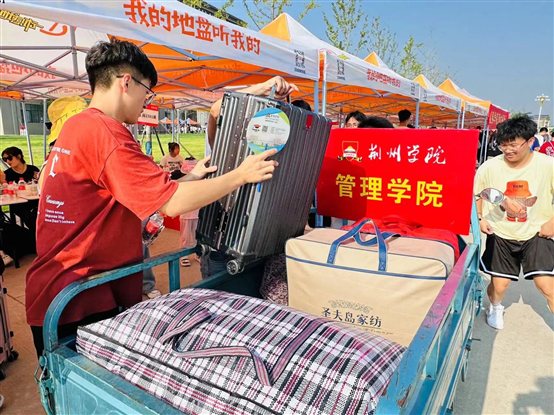 图片包含 人, 男孩, 桌子, 蛋糕
描述已自动生成