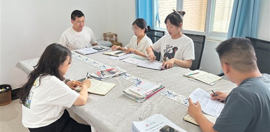 一群人正在用餐聊天
中度可信度描述已自动生成