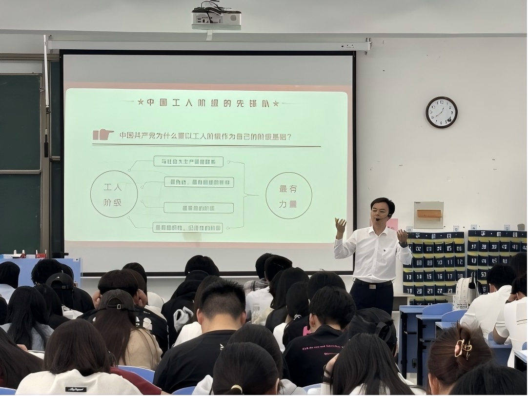 马克思主义学院教师为入党积极分子上党课