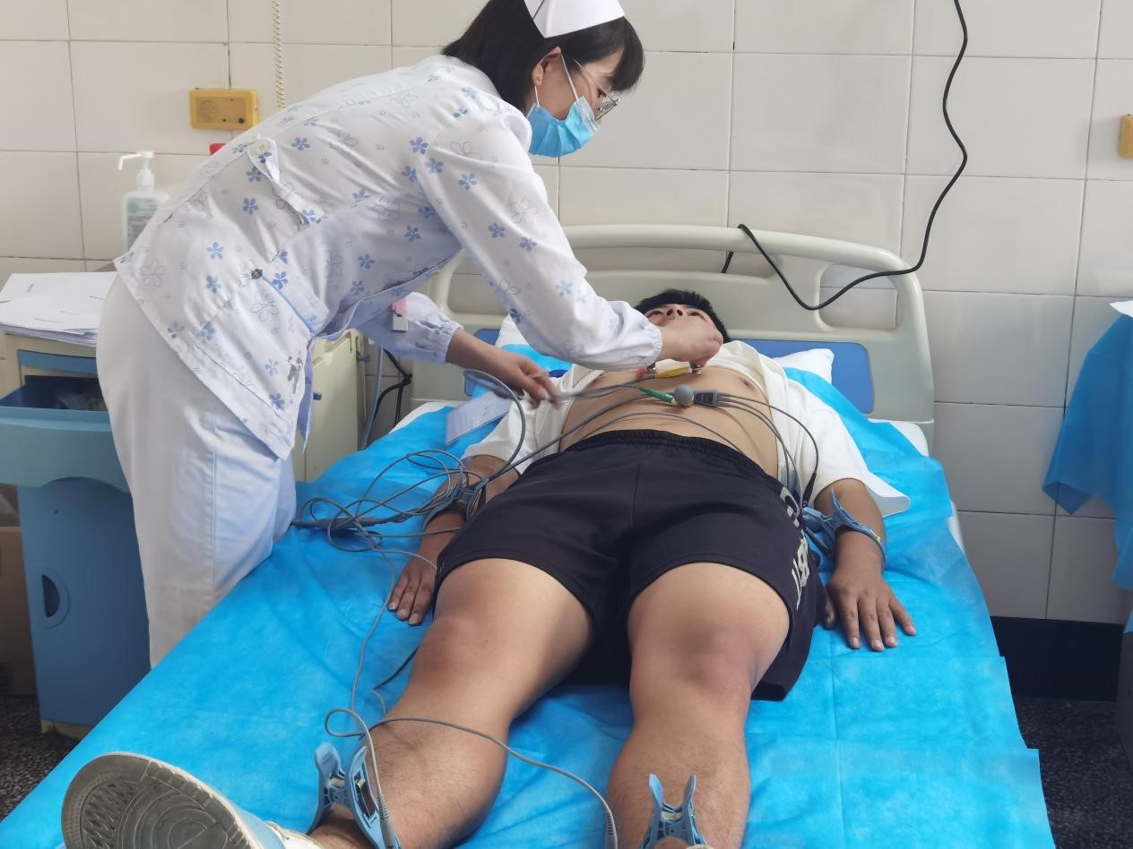 图 6 - 应征青年们正在进行心电图项目检查.jpg 图 6 - 应征青年们正在进行心电图项目检查.jpg
