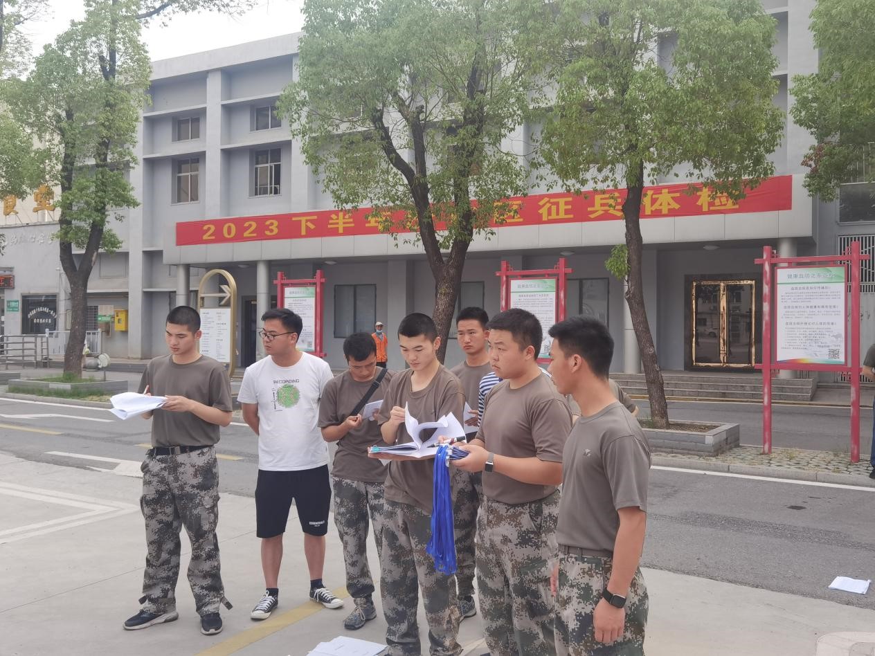 图 4 - WilliamHill中文官方网站征兵办公室主任陈仁圣老师查看人员分组情况.jpg 图 4 - WilliamHill中文官方网站征兵办公室主任陈仁圣老师查看人员分组情况.jpg