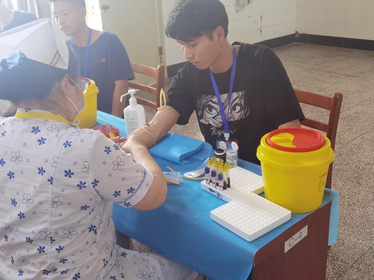 图 5 - 应征青年们正在进行血常规项目检查.jpg 图 5 - 应征青年们正在进行血常规项目检查.jpg