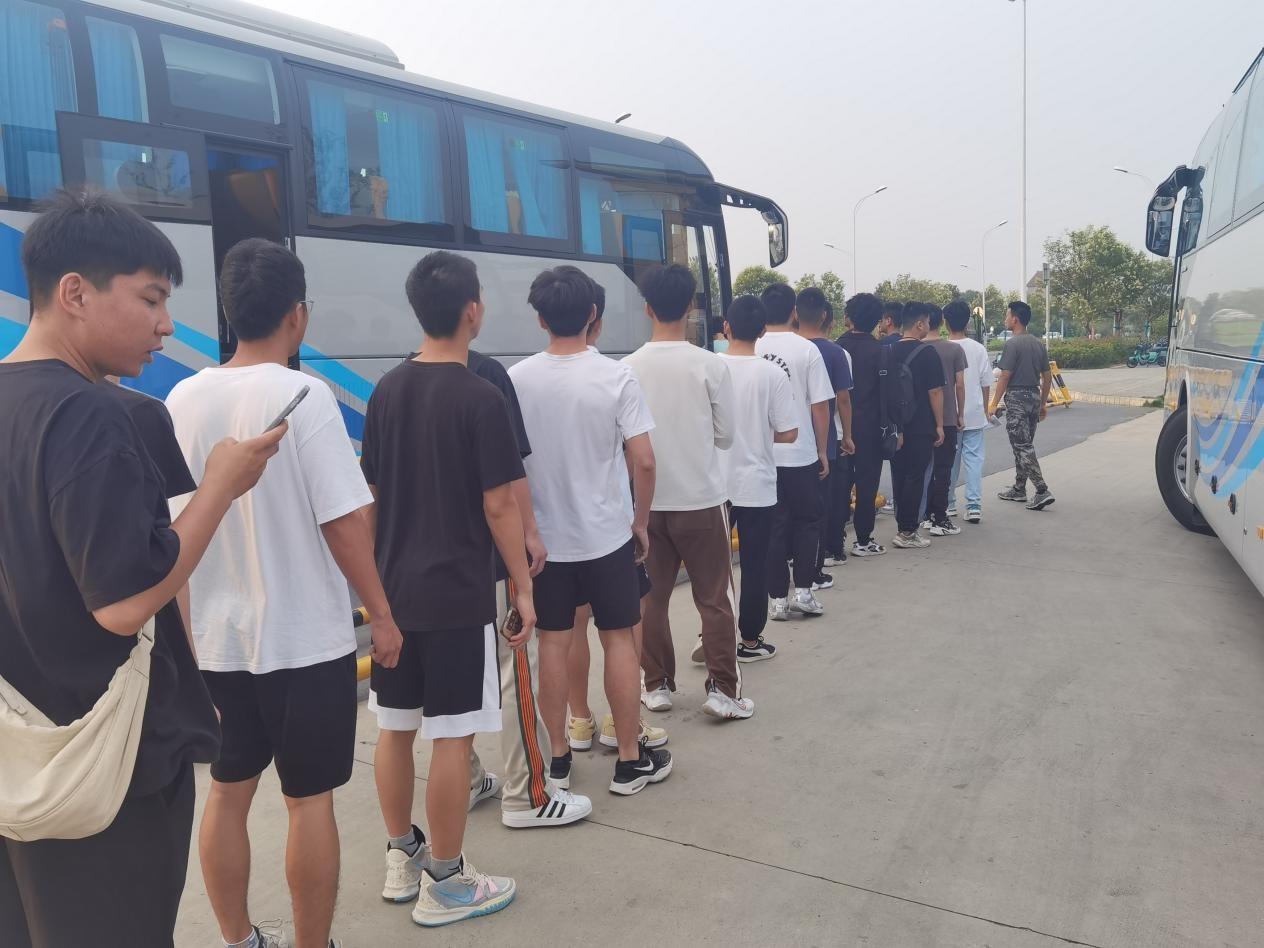 图 2 - 应征青年们有序登车.jpg 图 2 - 应征青年们有序登车.jpg
