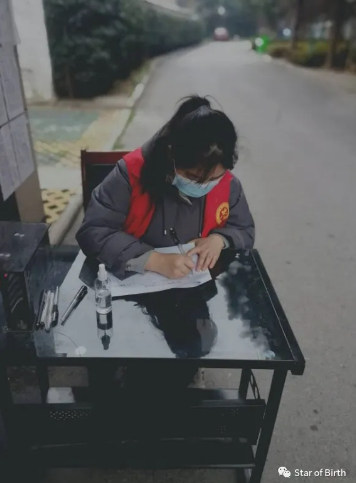 FireShot Capture 006 - 让党旗在防疫一线高高飘扬：“95后”党员的初心 - mp.weixin.qq.com_副本.jpg