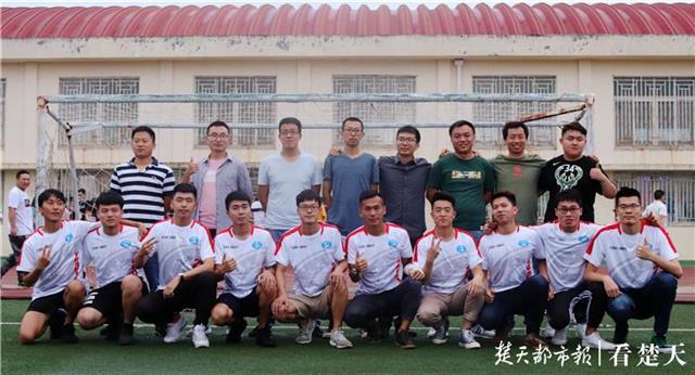 高校举办球衣退役仪式欢送毕业球员