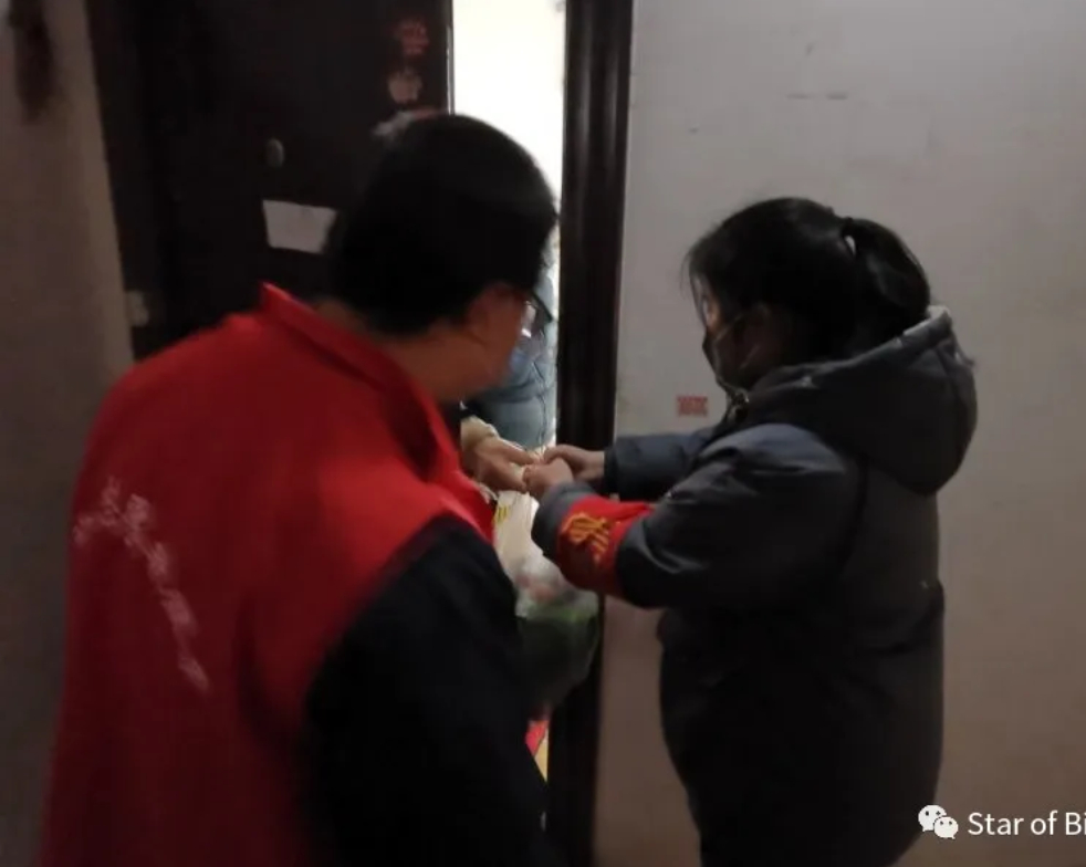 FireShot Capture 005 - 让党旗在防疫一线高高飘扬：“95后”党员的初心 - mp.weixin.qq.com_副本.jpg