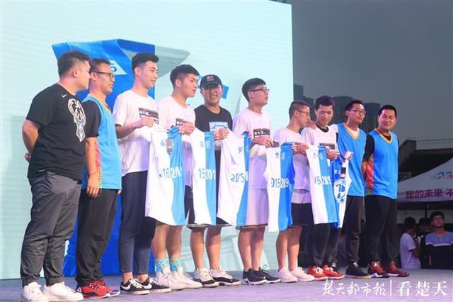 高校举办球衣退役仪式欢送毕业球员