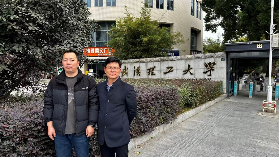 男人站在房子前的路上
AI 生成的内容可能不正确。